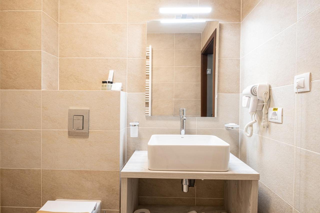 Fiald Hotel & Spa Бакэу Экстерьер фото